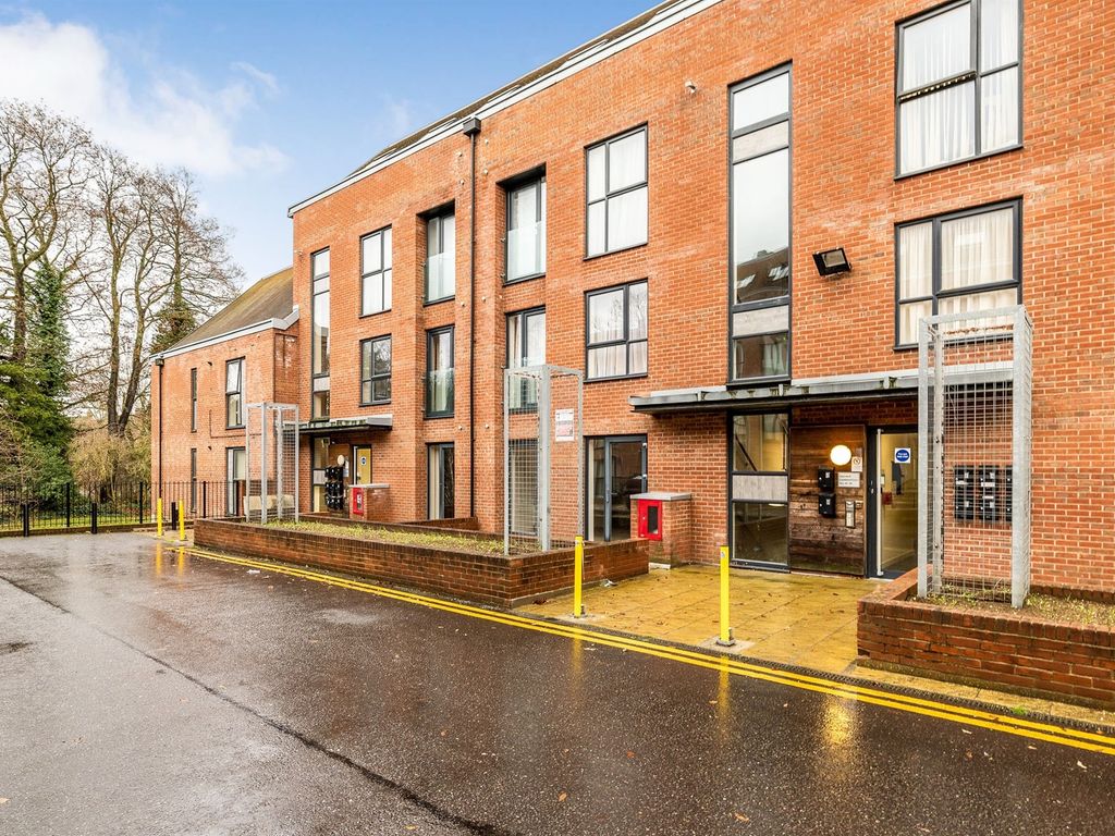 1 bed flat for sale in Candleford Court, Buckingham MK18, £160,000