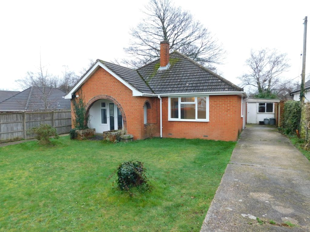 3 bed detached bungalow to rent in Fairview Drive, Hythe SO45, £1,295 pcm
