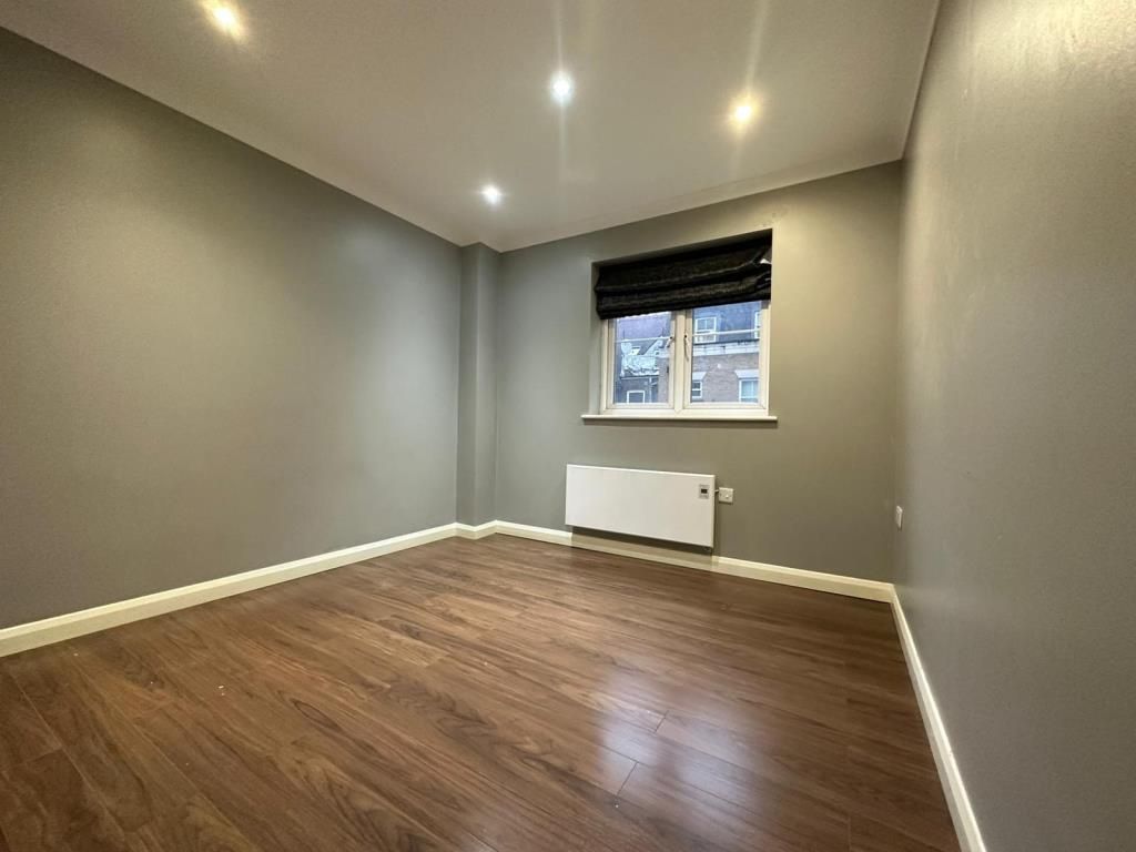2 bed flat to rent in Slough, Berkshire SL1, £1,550 pcm