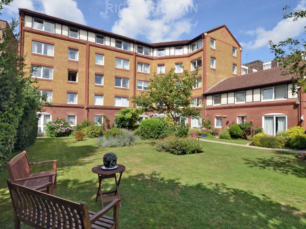 1 bed flat for sale in Fairview Court, Kingston Upon Thames KT2, £225,000