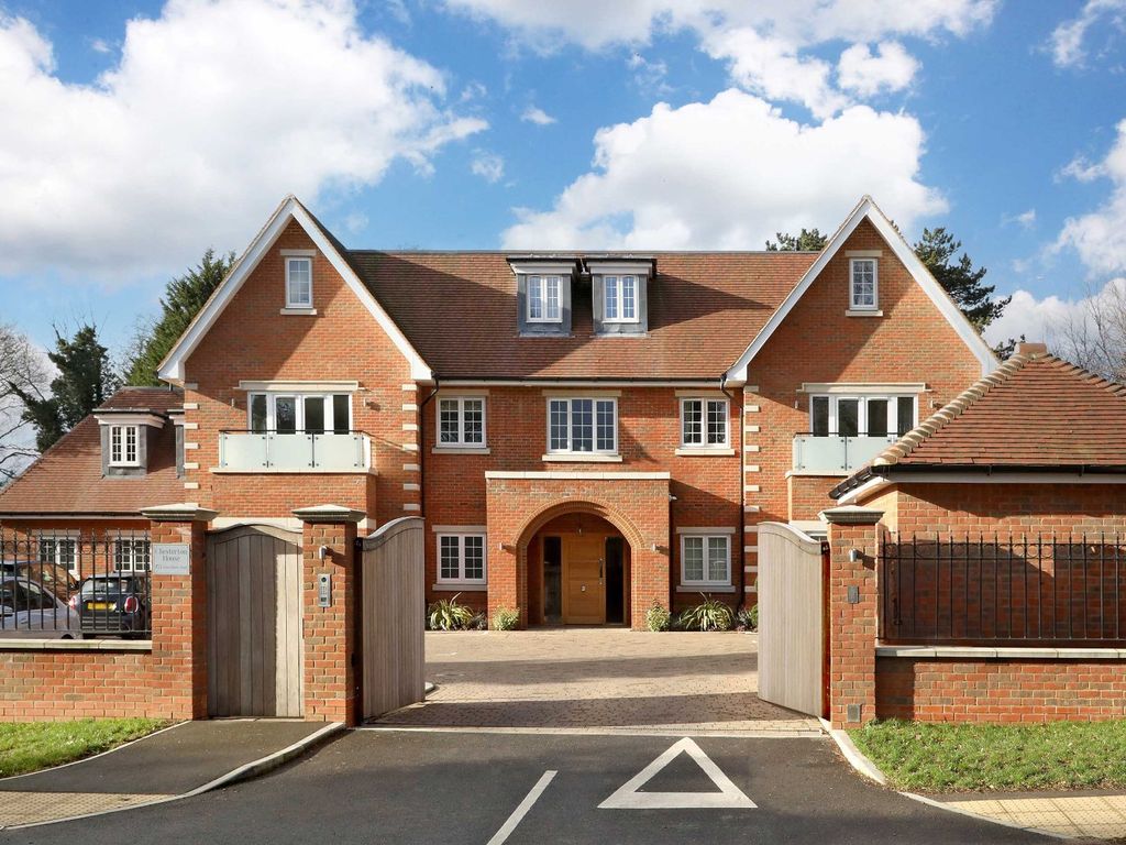 2 bed flat for sale in Amersham Road, Beaconsfield HP9, £799,950