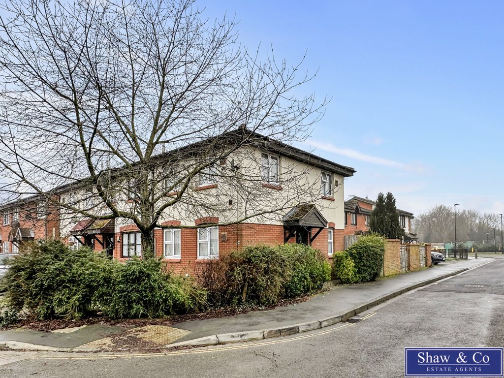3 bed end terrace house for sale in Heathlands Way, Hounslow TW4, £485,000