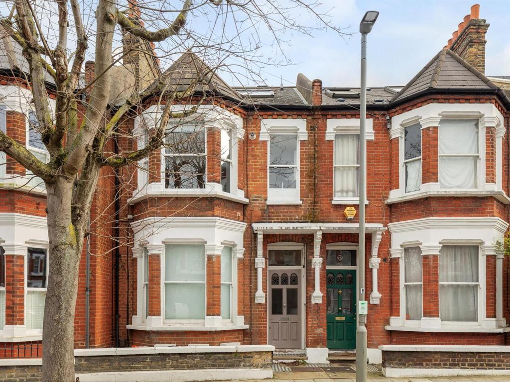 1 bed flat for sale in Jedburgh Street, Battersea SW11, £485,000