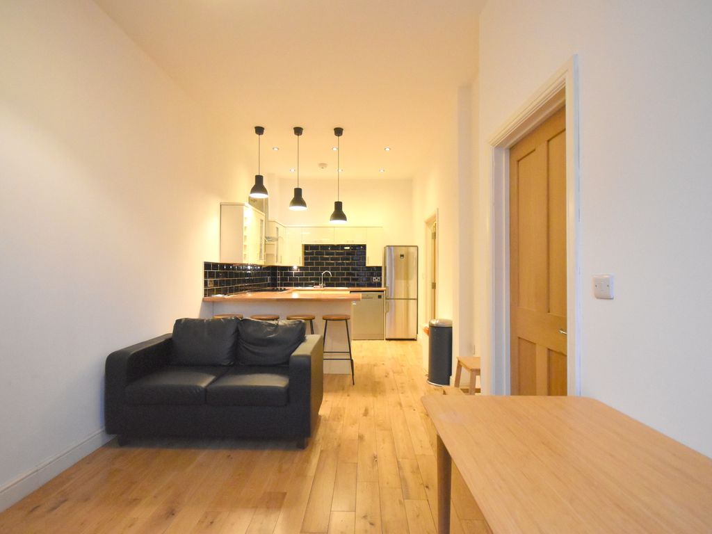 3 bed flat to rent in Bedford Hill, London SW12, £2,800 pcm