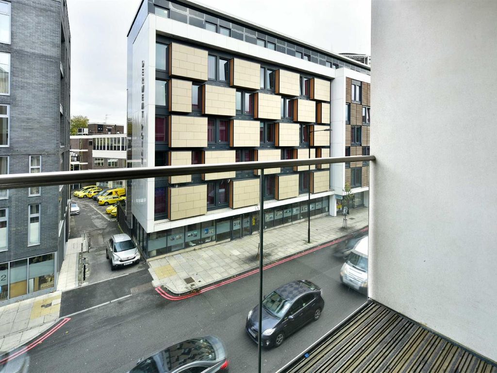 2 bed flat to rent in Goswell Road, London EC1V, £2,900 pcm