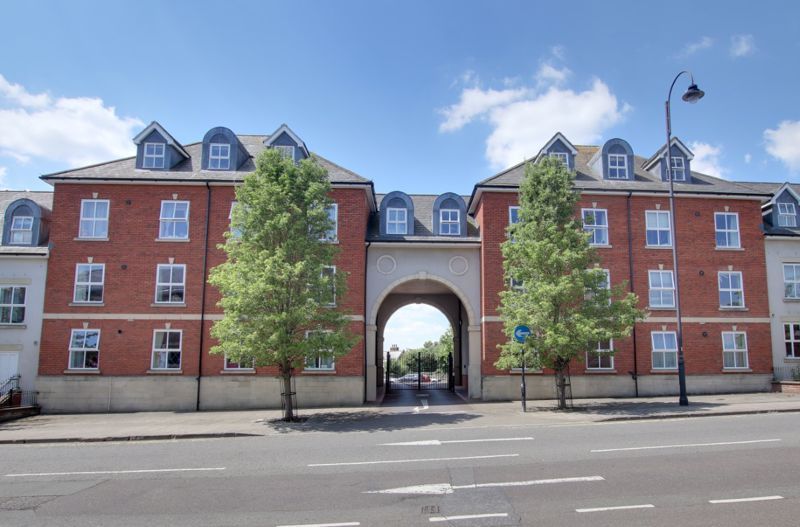 3 bed flat to rent in Conigre Square, Trowbridge BA14, £995 pcm