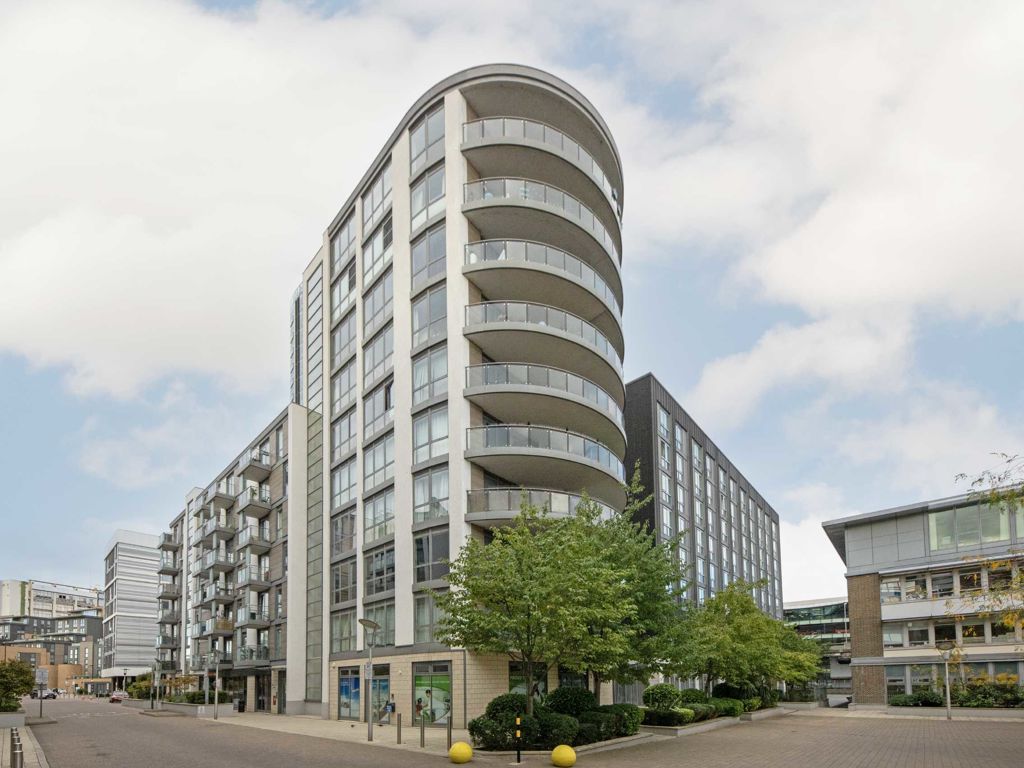 1 bed flat for sale in Ealing Road, Brentford TW8, £285,000