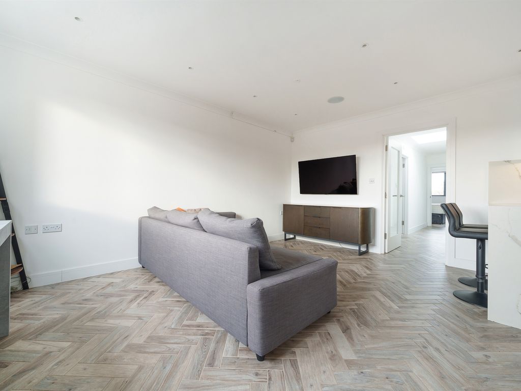 2 bed flat for sale in Plantagenet Road, New Barnet, Barnet EN5, £525,000