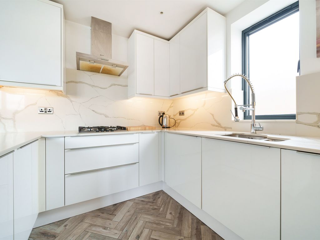 2 bed flat for sale in Plantagenet Road, New Barnet, Barnet EN5, £525,000