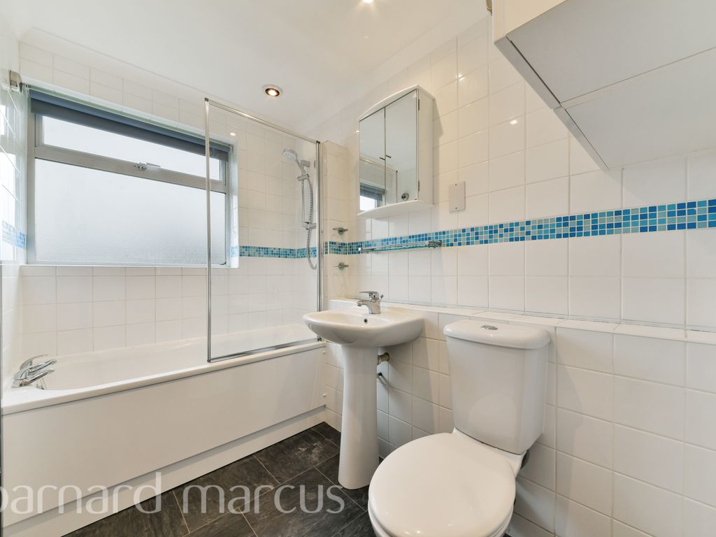 2 bed flat to rent in Brockley Combe, Weybridge KT13, £1,500 pcm
