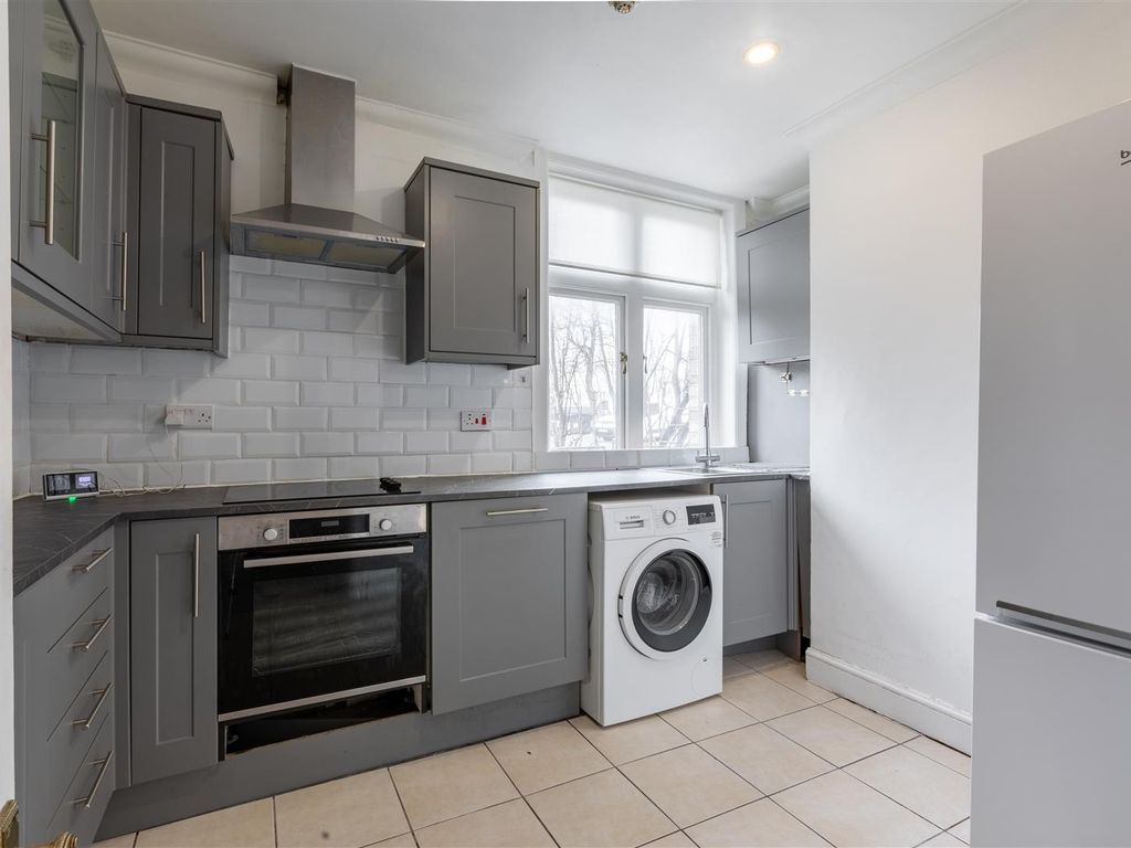 2 bed flat to rent in The Drive, Hove BN3, £2,000 pcm