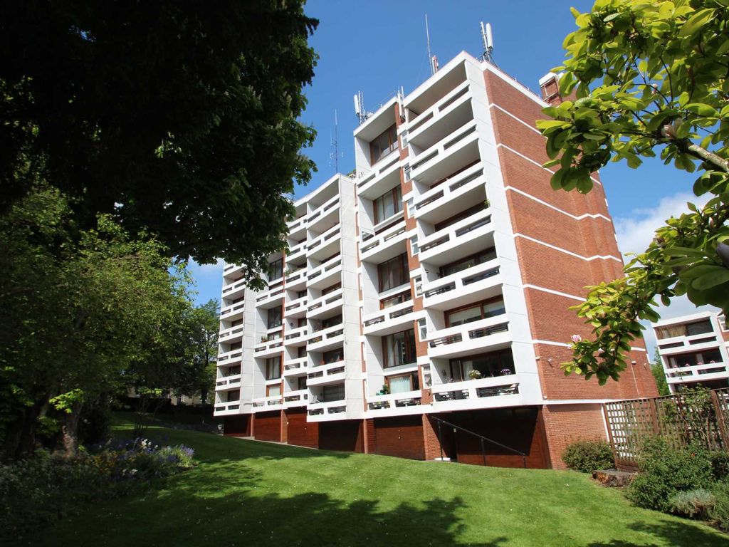 2 bed flat for sale in Southwood Lawn Road, Highgate N6, £925,000