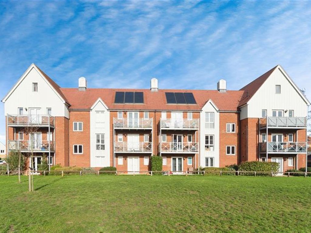 1 bed flat for sale in Woodside Close, Grays RM16, £200,000