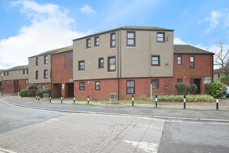 2 bed flat for sale in Commercial Road, Exeter EX2, £200,000