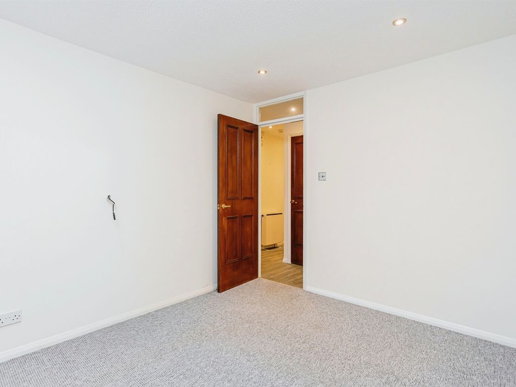 1 bed flat for sale in Heath Road, Haywards Heath RH16, £205,000