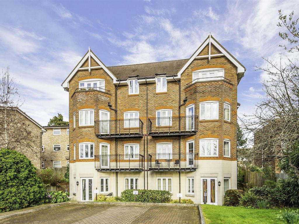 1 bed flat for sale in Station Road, Redhill RH1, £300,000