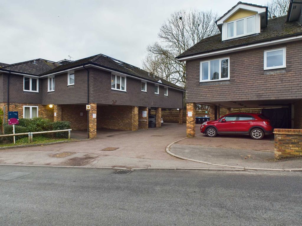 1 bed flat for sale in Church Lane, Kings Langley WD4, £150,000
