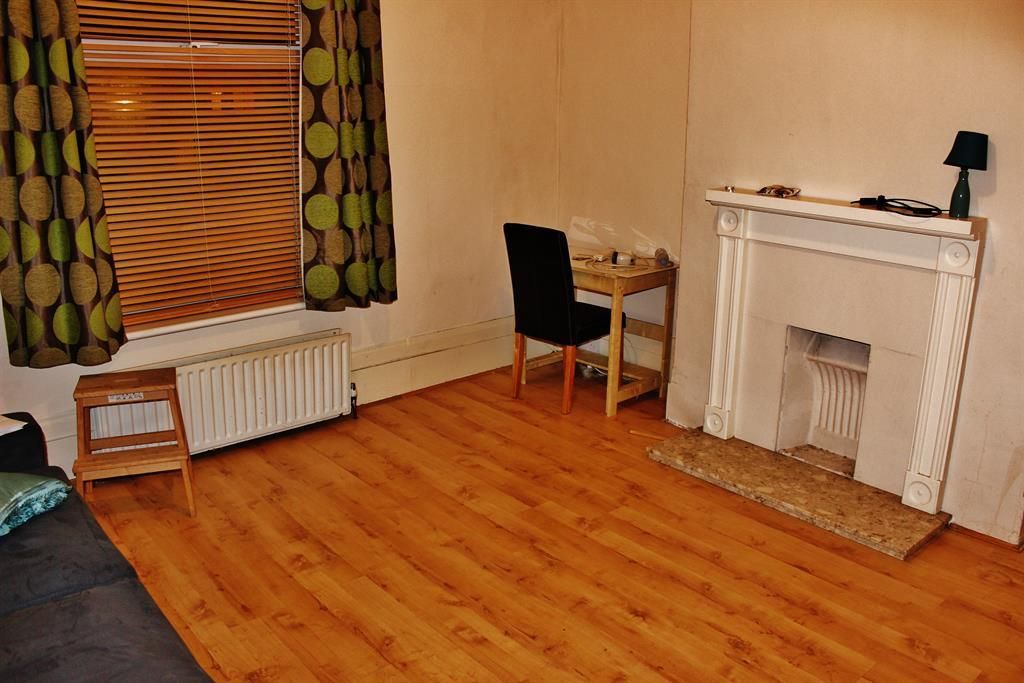 1 bed flat for sale in Herbert Road, Plumstead SE18, £250,000