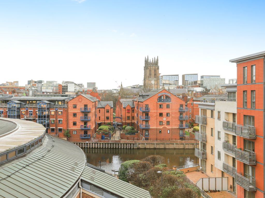 2 bed flat for sale in Bowman Lane, Leeds LS10, £200,000