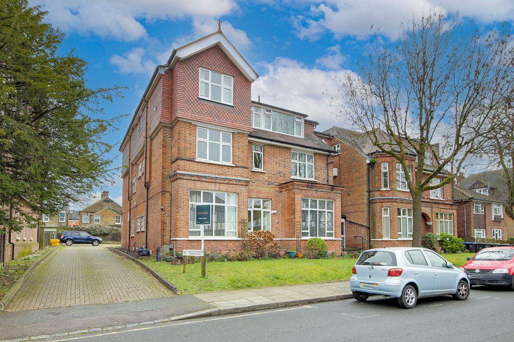 1 bed flat for sale in Highland Road, Bromley BR1, £215,000