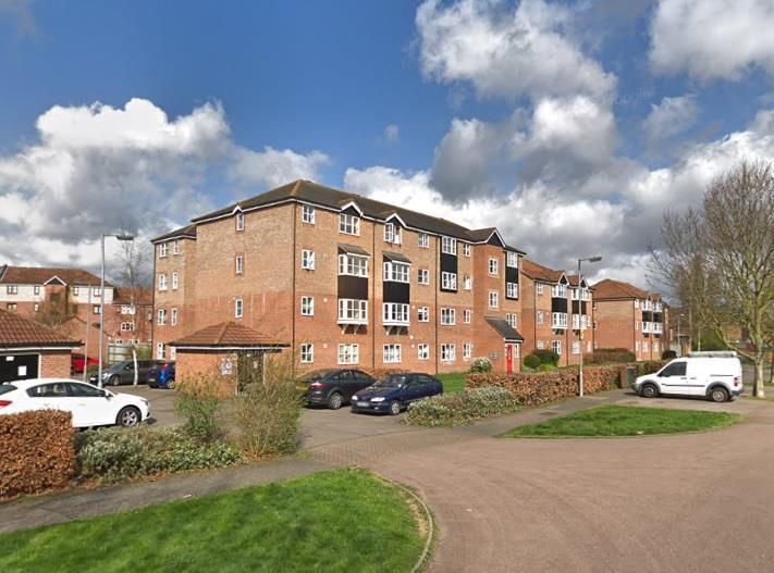 2 bed flat to rent in Fisher Close, Enfield EN3, £1,500 pcm
