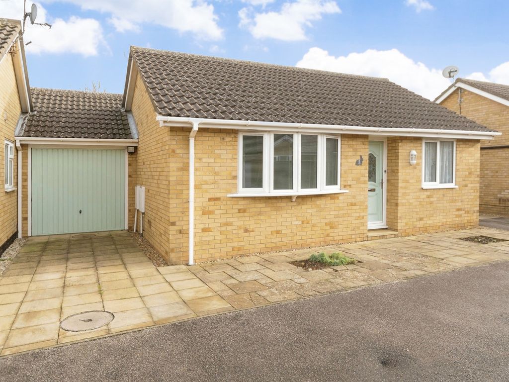 2 bed bungalow for sale in Gower Road, Royston SG8, £365,000