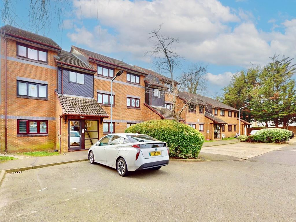 1 bed flat for sale in Crucible Close, Chadwell Heath RM6, £200,000