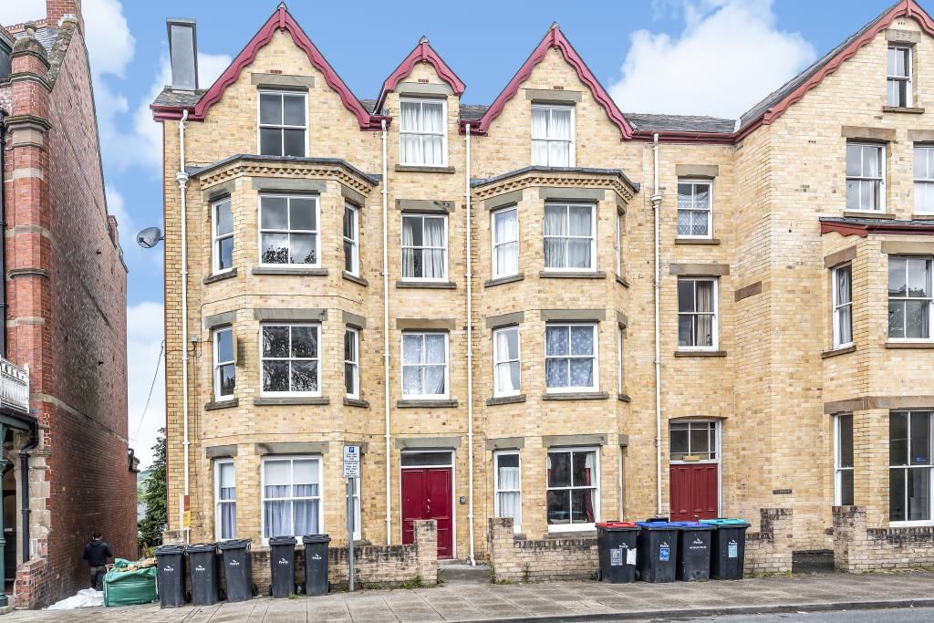 2 bed flat for sale in Llandrindod Wells, Powys LD1, £70,000