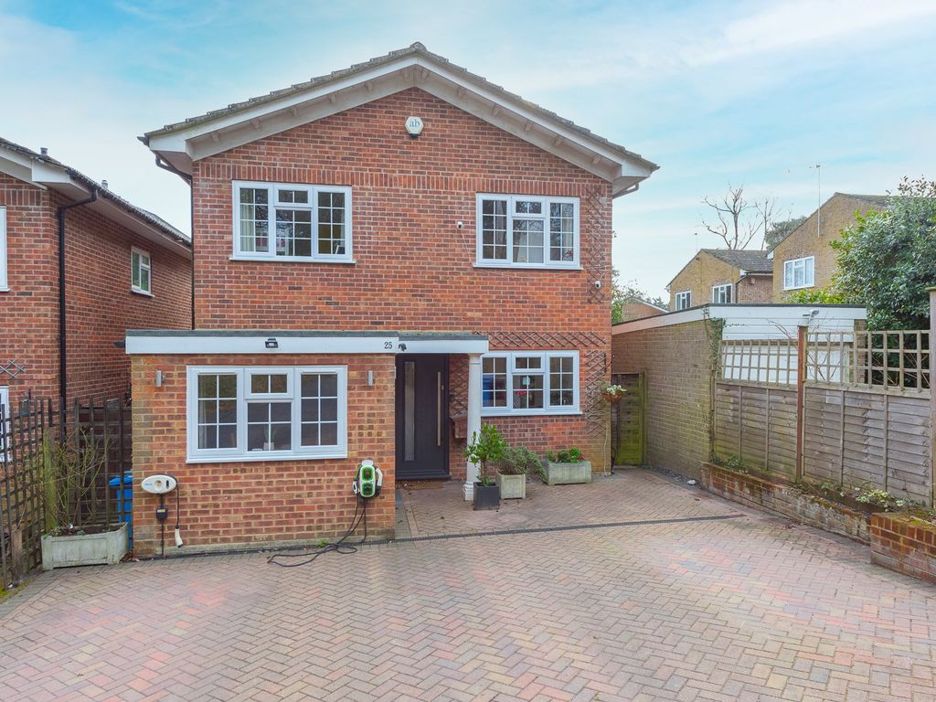4 bed detached house for sale in Woodlands Walk, Blackwater, Camberley GU17, £525,000