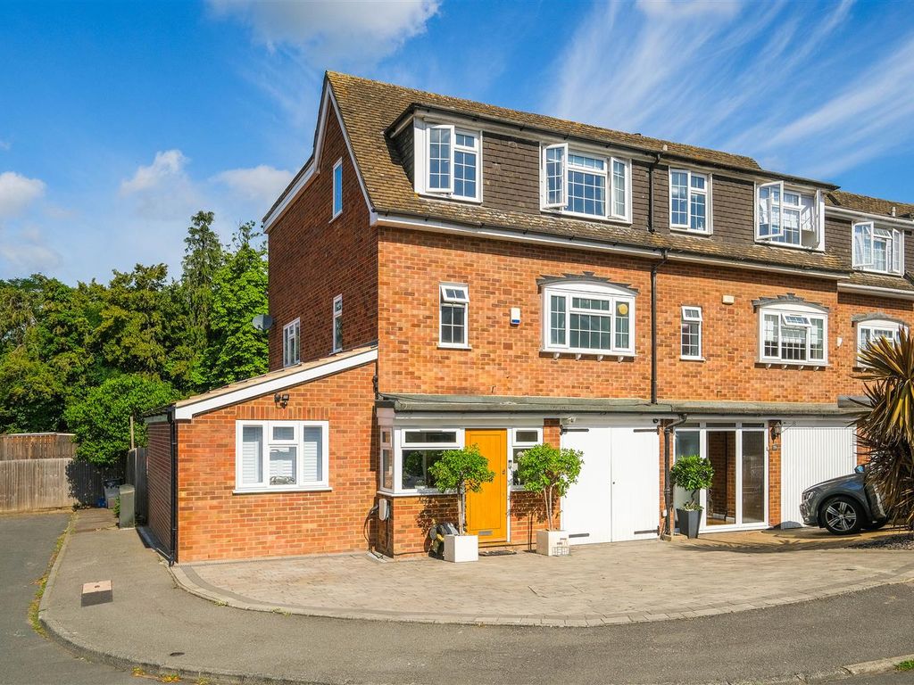 4 bed end terrace house for sale in Ardmore Lane, Buckhurst Hill IG9, £850,000