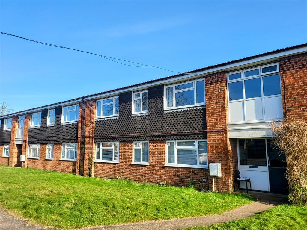 2 bed flat for sale in Gauldie Way, Standon, Herts SG11, £257,500