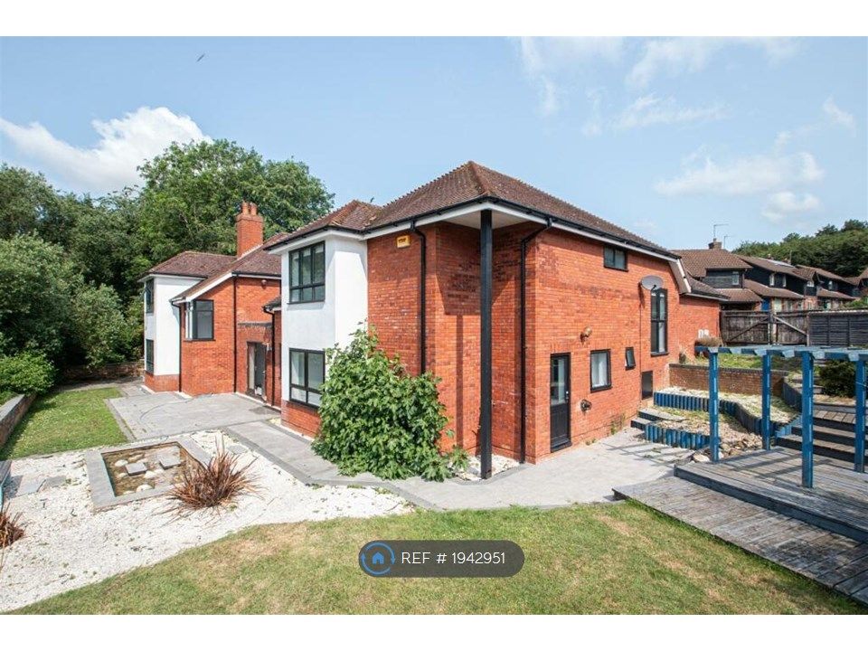 5 bed detached house to rent in Wedgwood Avenue, Blakelands, Milton Keynes MK14, £3,500 pcm
