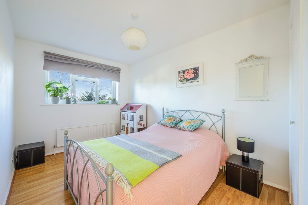 2 bed flat for sale in South Bank, Surbiton KT6, £475,000