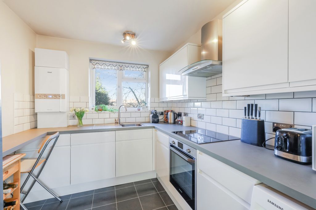 2 bed flat for sale in South Bank, Surbiton KT6, £475,000