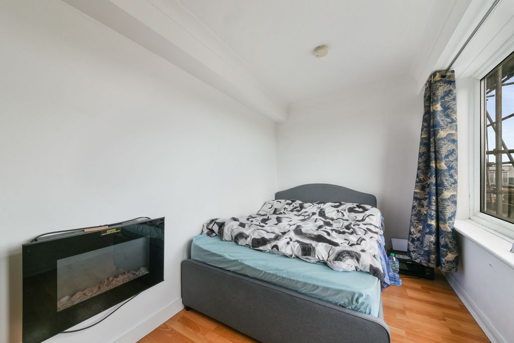 1 bed flat for sale in London Road, Thornton Heath CR7, £240,000