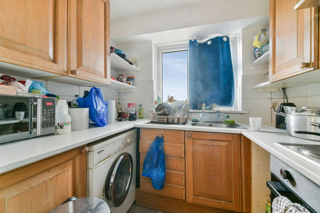 1 bed flat for sale in London Road, Thornton Heath CR7, £240,000