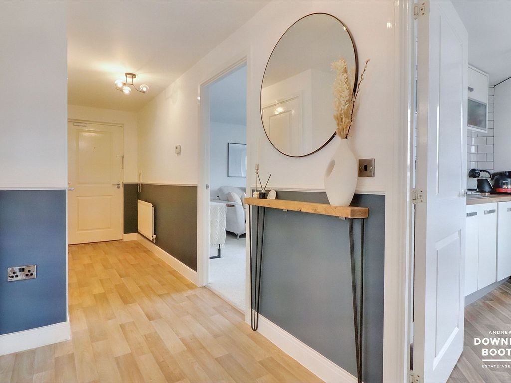 2 bed flat for sale in Strawberry Lane, Lichfield WS14, £205,000