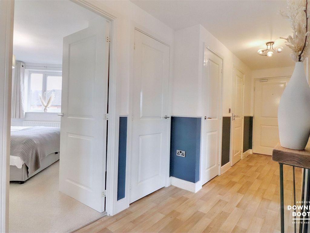 2 bed flat for sale in Strawberry Lane, Lichfield WS14, £205,000