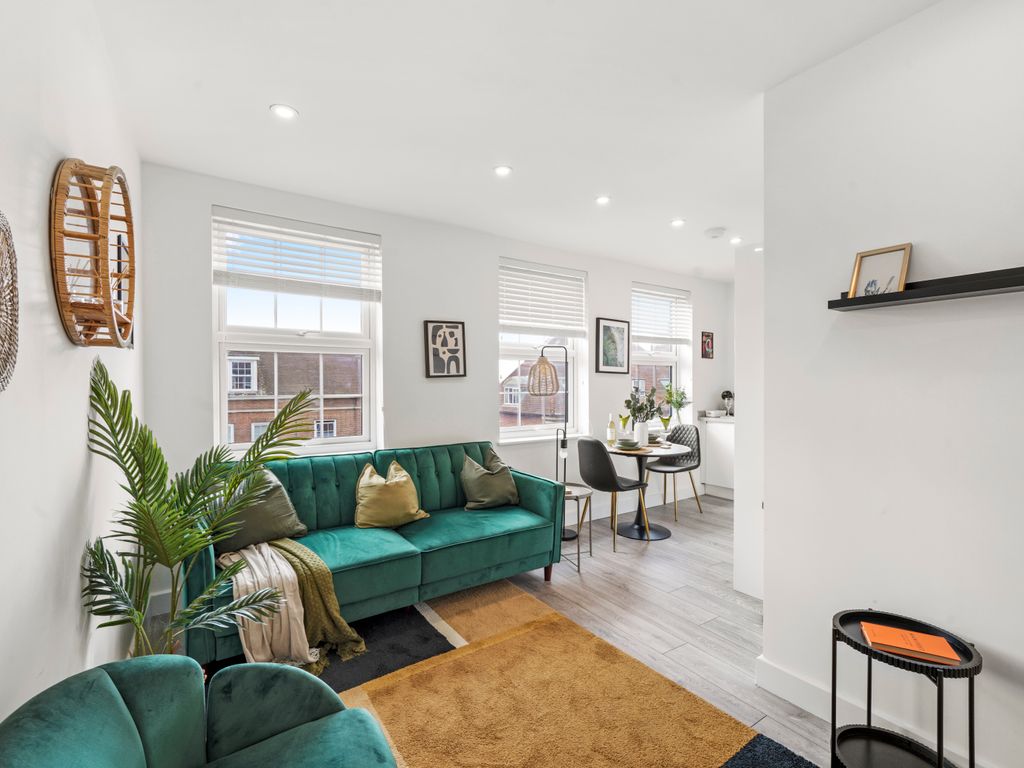 1 bed flat to rent in Watling Avenue, Edgware HA8, £2,800 pcm