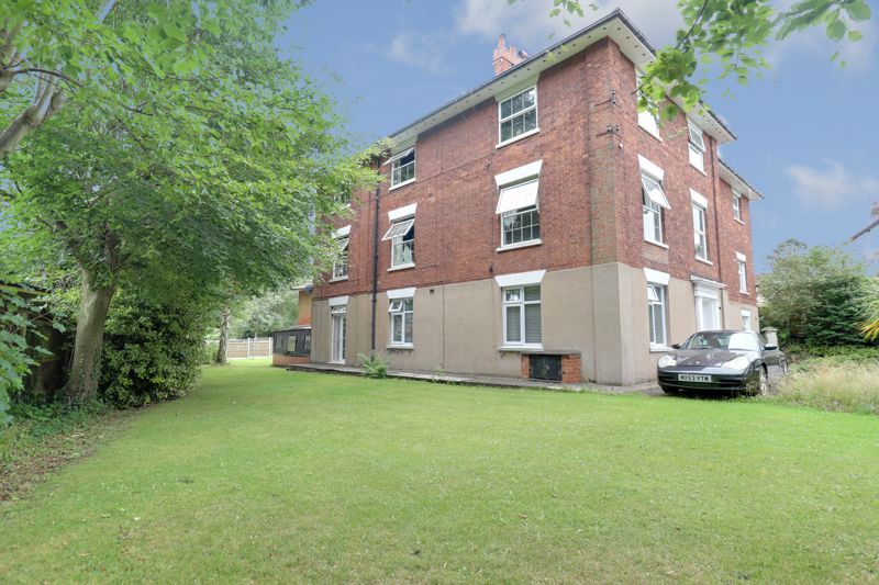 3 bed flat to rent in Rowley Bank, Stafford ST17, £975 pcm