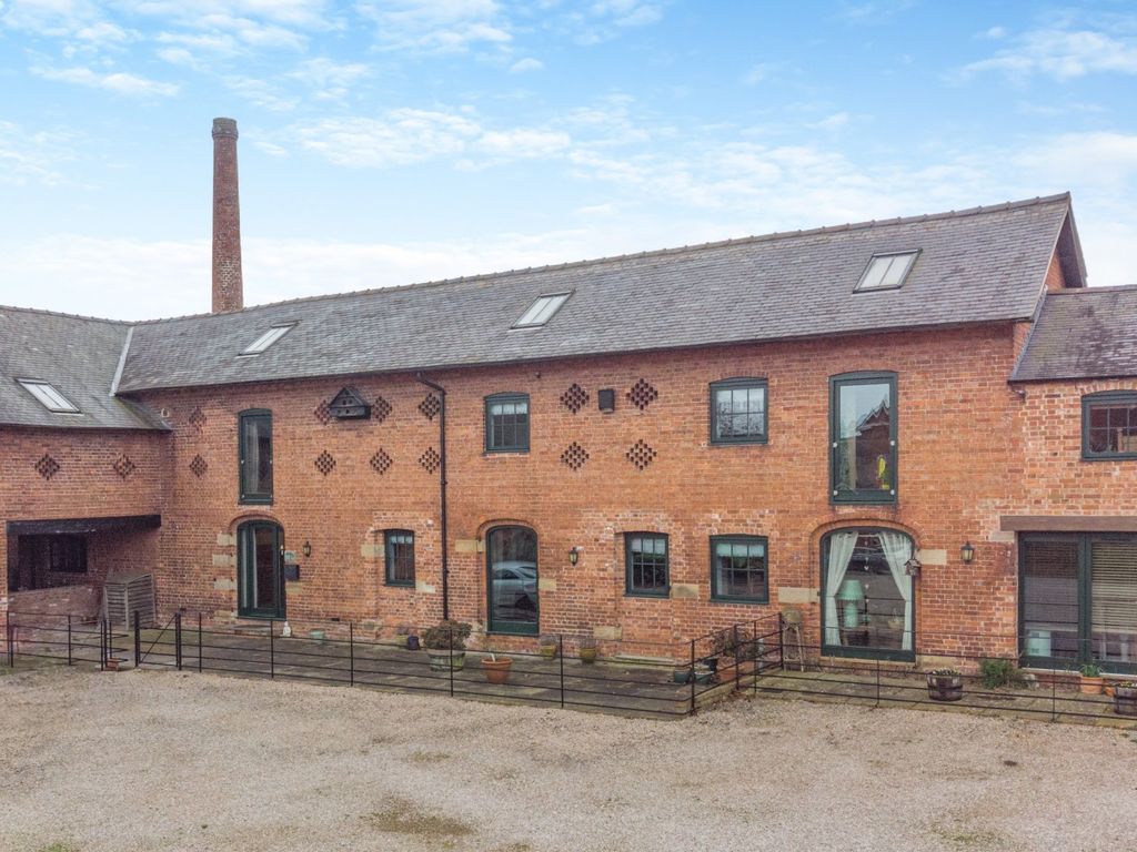 3 bed barn conversion for sale in Newnes, Ellesmere SY12, £490,000