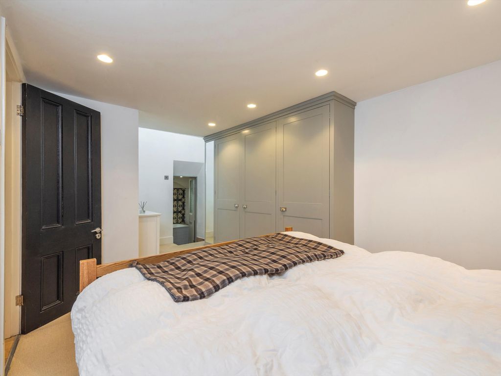 2 bed maisonette for sale in Barnsbury Road, Barnsbury, London N1, £850,000