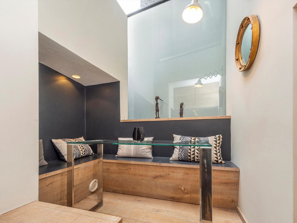 2 bed maisonette for sale in Barnsbury Road, Barnsbury, London N1, £850,000