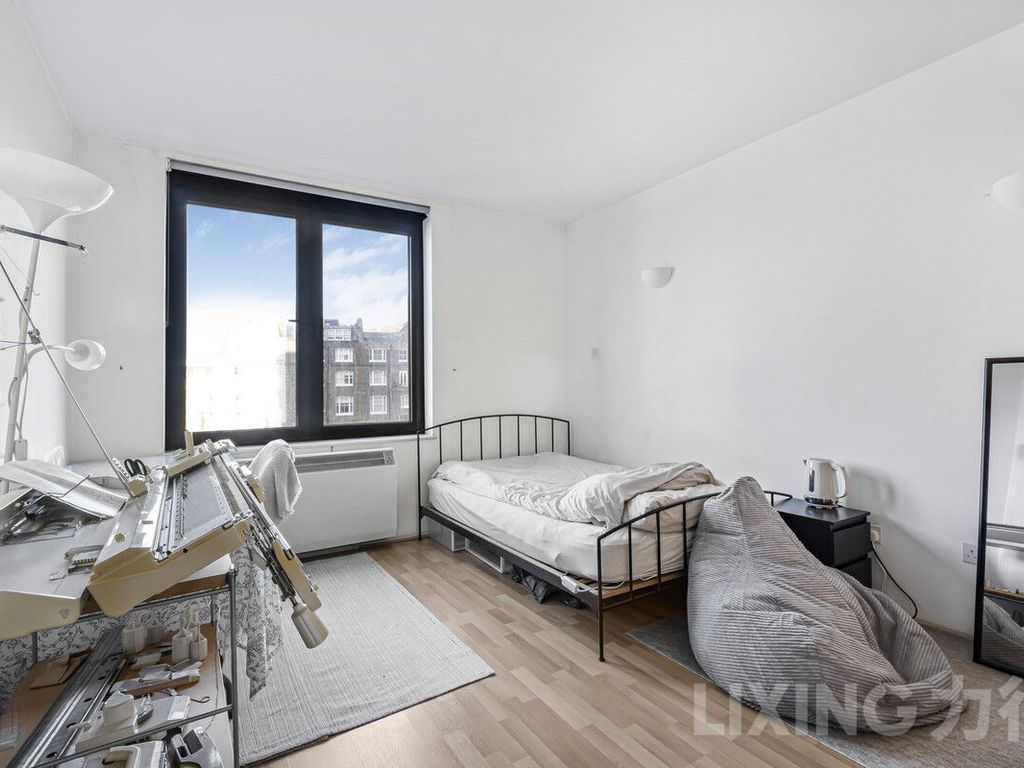 1 bed flat for sale in Cromwell Road, Kensington SW7, £350,000