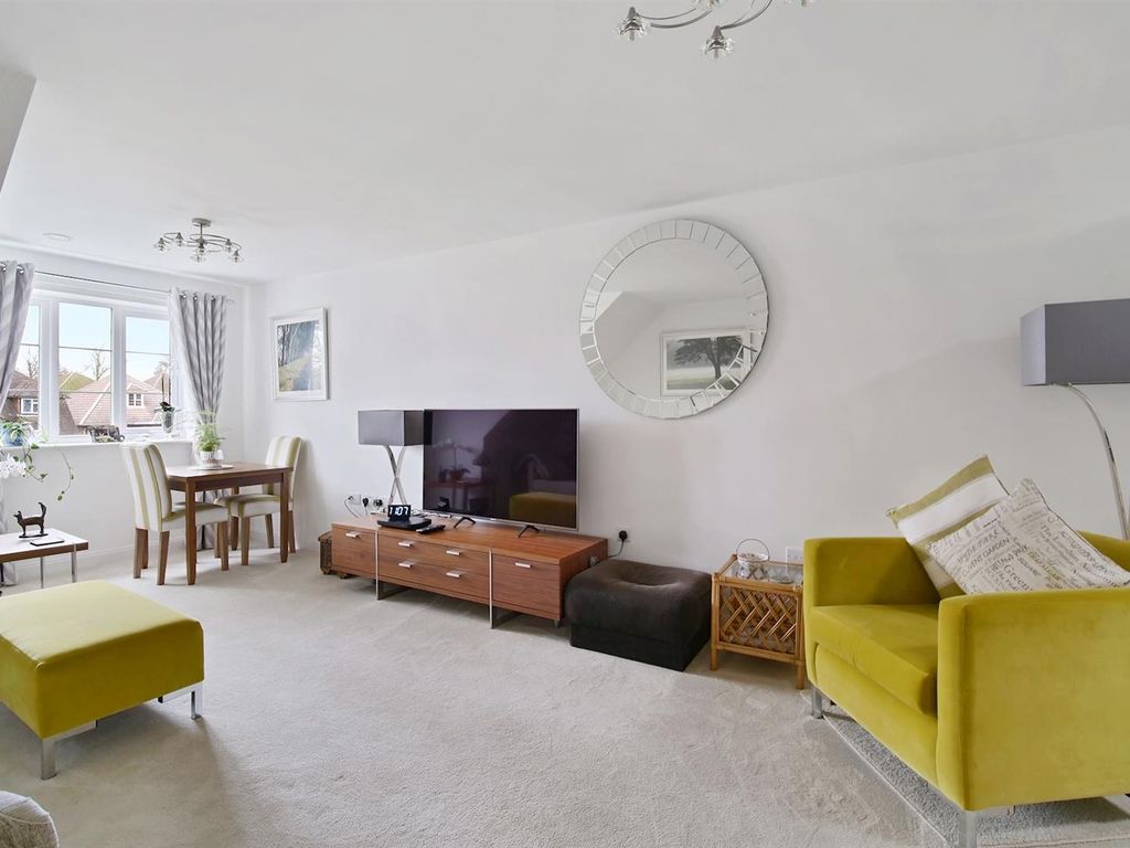 2 bed flat for sale in Addington Road, Selsdon, South Croydon CR2, £475,000