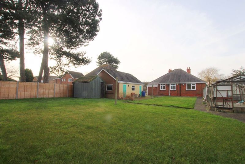 3 bed detached bungalow for sale in Stallingborough Road, Immingham DN40, £290,000