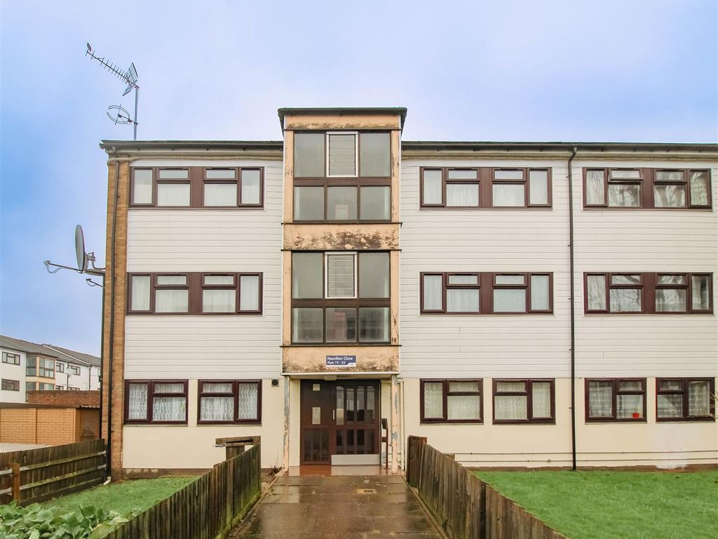 1 bed flat for sale in Hamilton Close, London N17, £275,000