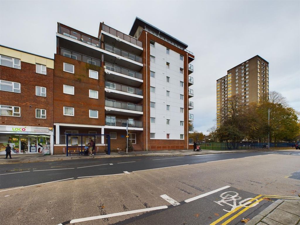 2 bed flat for sale in Queen Street, Portsmouth PO1, £170,000