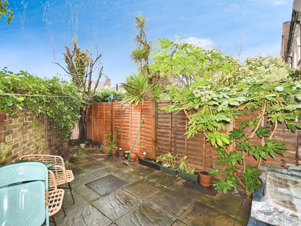 3 bed terraced house for sale in Caxton Mews, The Butts, Brentford TW8, £775,000