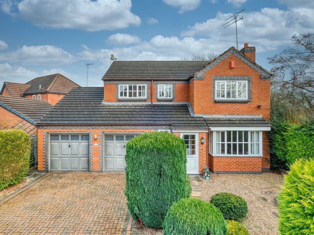 4 bed detached house for sale in Abbeyfields Drive, Studley B80, £450,000